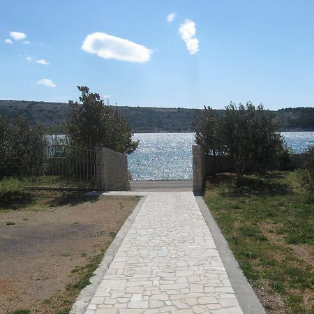 Apartments Frane-20M From Beach Barbat na Rabu Екстериор снимка